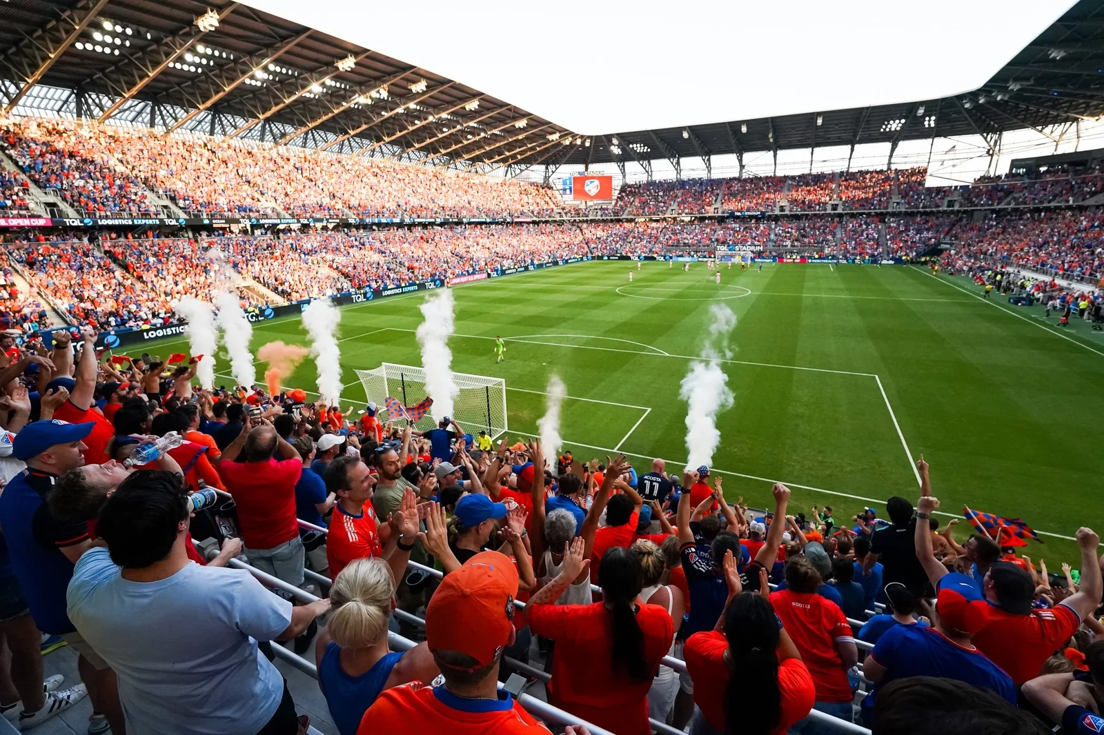 奇异果体育合作的大型足球比赛现场直播画面